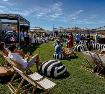 Les images sont fournies à titre indicatif uniquement. Elles illustrent l'ambiance et les espaces hospitality à l'aide de photos d'événements MATCH, d'images d'archives et de visuels générés par IA.