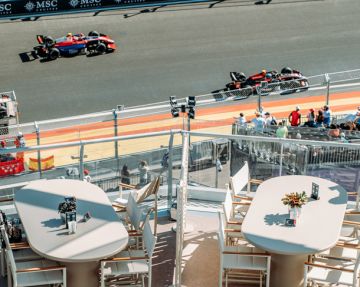 Vivez toute l’émotion de Madring depuis La Azotea.</br>Un emplacement privilégié dans le virage Peraltada Monumental.</br>Profitez de la Formule 1 dans un cadre exceptionnel.