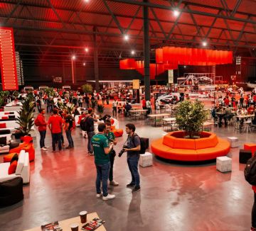Les images sont fournies à titre indicatif uniquement. Elles illustrent l'ambiance et les espaces hospitality à l'aide de photos d'événements MATCH, d'images d'archives et de visuels générés par IA.