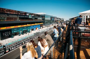 Accédez à l’exclusif VIP Club 91 de Madring.</br>Ressentez toute l’émotion des monoplaces en pleine ligne droite.</br>Vivez la Formule 1 avec élégance.