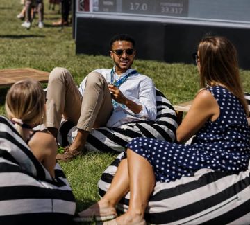 Les images sont fournies à titre indicatif uniquement. Elles illustrent l'ambiance et les espaces hospitality à l'aide de photos d'événements MATCH, d'images d'archives et de visuels générés par IA.