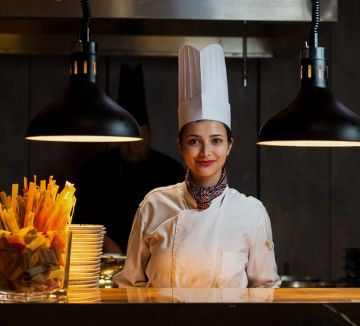 Les images sont fournies à titre indicatif uniquement. Elles illustrent l'ambiance et les espaces hospitality à l'aide de photos d'événements MATCH, d'images d'archives et de visuels générés par IA.