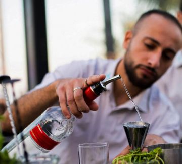 Les images sont fournies à titre indicatif uniquement. Elles illustrent l'ambiance et les espaces hospitality à l'aide de photos d'événements MATCH, d'images d'archives et de visuels générés par IA.