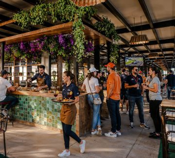 Les images sont fournies à titre indicatif uniquement. Elles illustrent l'ambiance et les espaces hospitality à l'aide de photos d'événements MATCH, d'images d'archives et de visuels générés par IA.