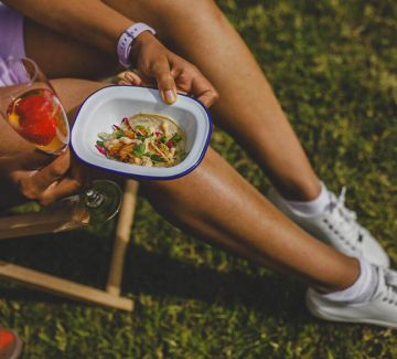 Les images sont fournies à titre indicatif uniquement. Elles illustrent l'ambiance et les espaces hospitality à l'aide de photos d'événements MATCH, d'images d'archives et de visuels générés par IA.