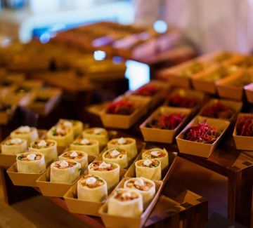 Les images sont fournies à titre indicatif uniquement. Elles illustrent l'ambiance et les espaces hospitality à l'aide de photos d'événements MATCH, d'images d'archives et de visuels générés par IA.