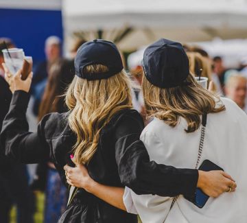 Les images sont fournies à titre indicatif uniquement. Elles illustrent l'ambiance et les espaces hospitality à l'aide de photos d'événements MATCH, d'images d'archives et de visuels générés par IA.