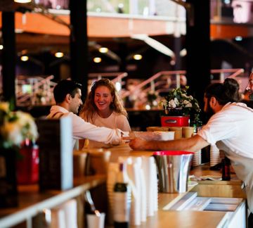 Les images sont fournies à titre indicatif uniquement. Elles illustrent l'ambiance et les espaces hospitality à l'aide de photos d'événements MATCH, d'images d'archives et de visuels générés par IA.