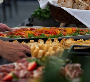 Les images sont fournies à titre indicatif uniquement. Elles illustrent l'ambiance et les espaces hospitality à l'aide de photos d'événements MATCH, d'images d'archives et de visuels générés par IA.